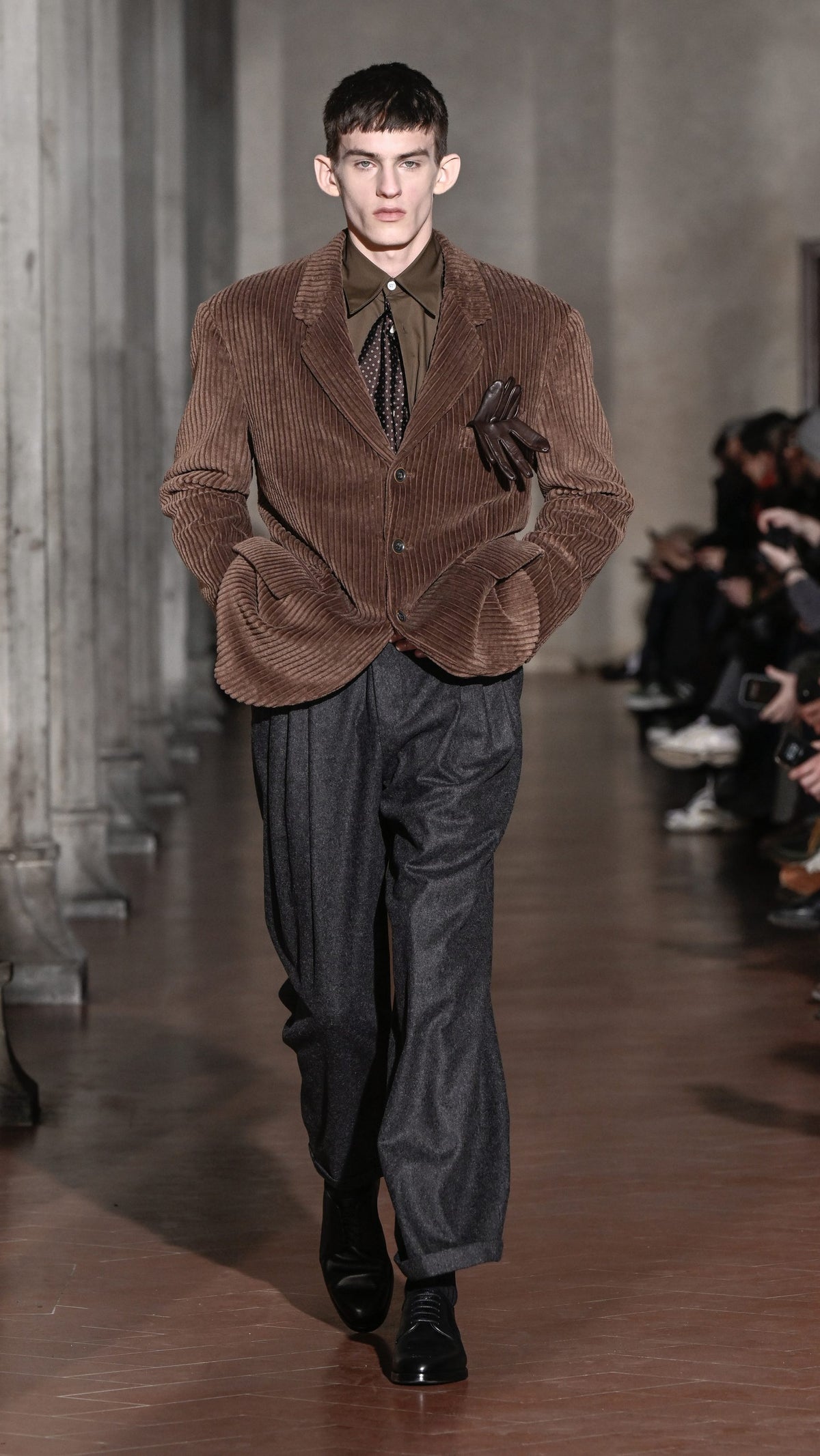 LOOK ITEM 25